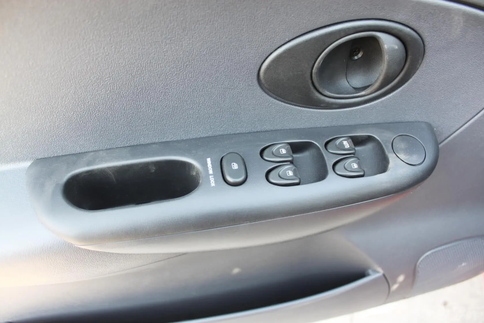 乐驰P—TEC 1.0MT 优越型车窗升降键