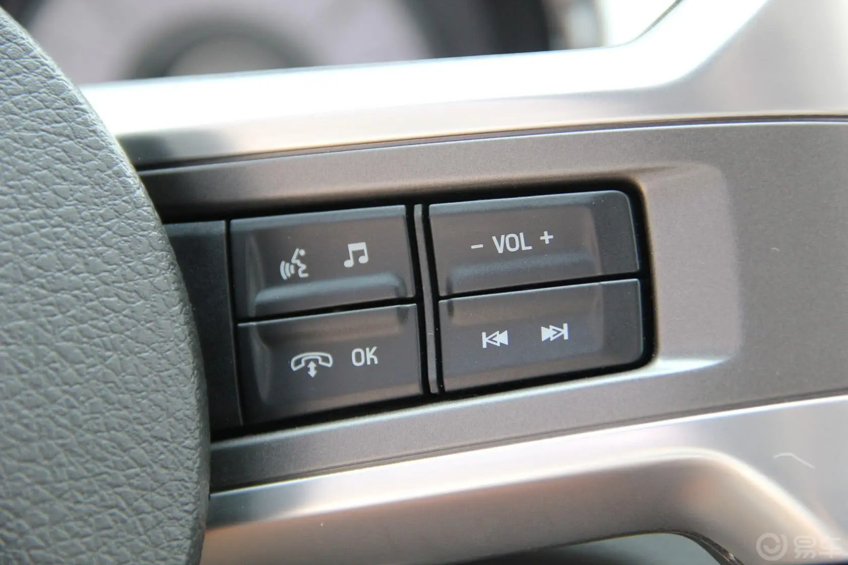 MustangV6 3.7L 自动  豪华版 高配方向盘功能键（右）