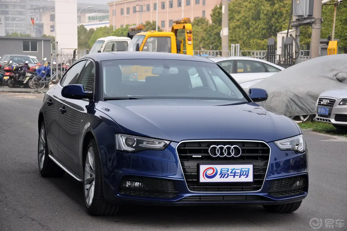 奥迪A5Sportback 2.0T 双离合 quattro侧前45度车头向右水平