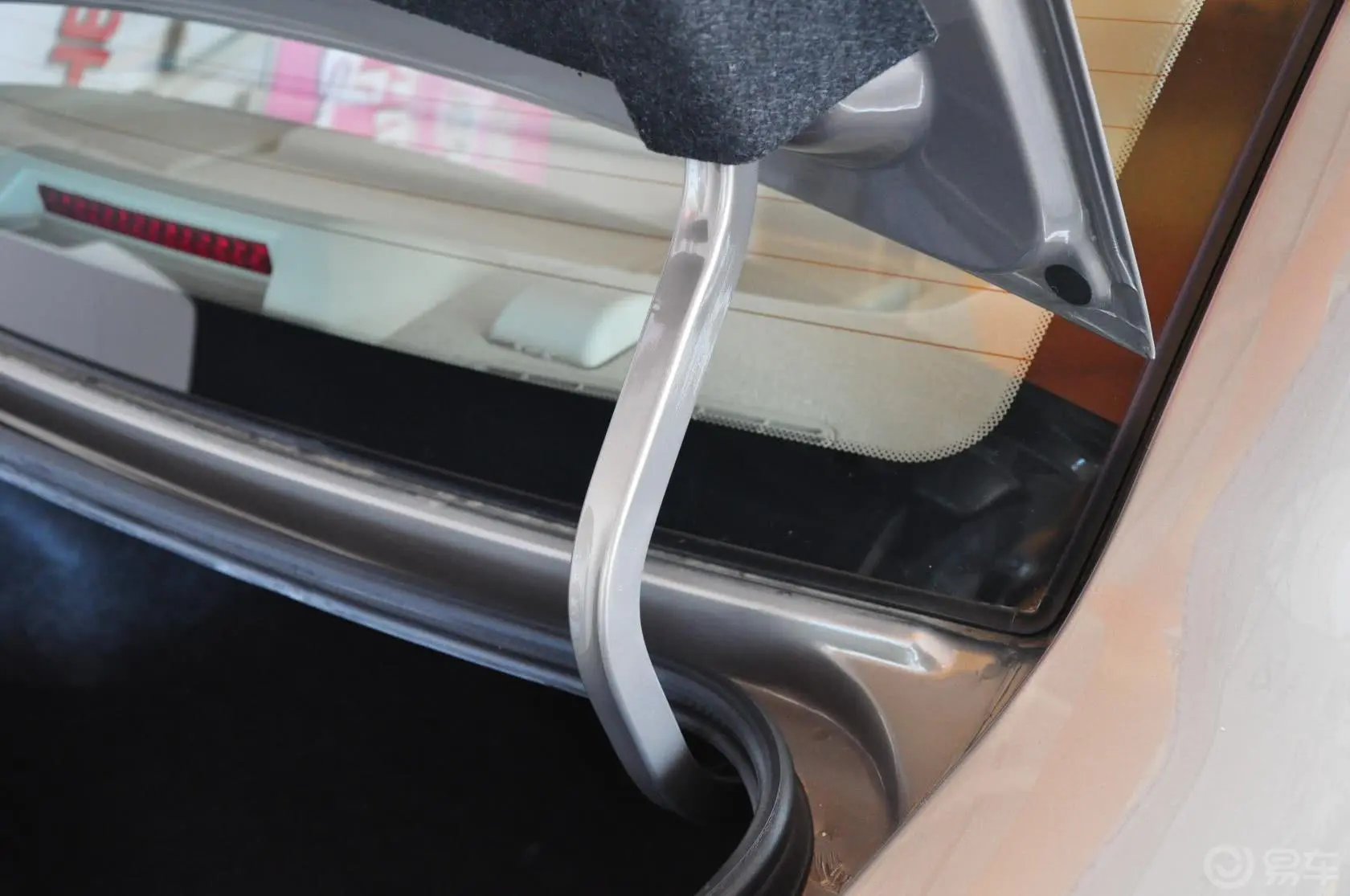奇瑞E51.5L 手动 数字奥运版行李厢支撑杆