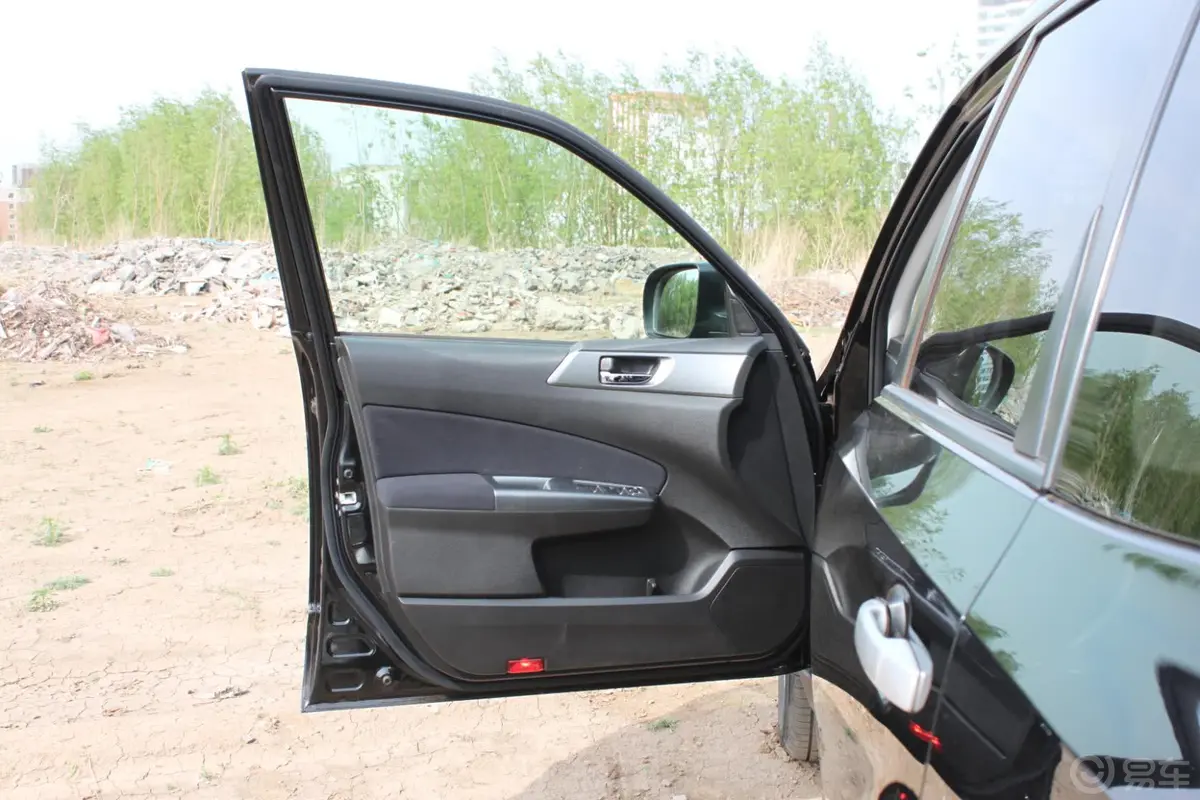森林人森林人经典版 2.5 XS 自动 豪华版 15周年驾驶员侧车门内门板