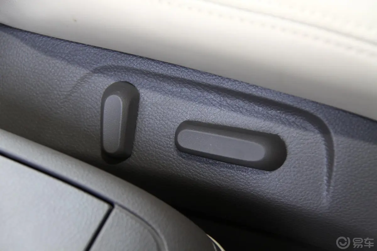 别克GL8豪华商务车 3.0 XT 旗舰版座椅调节键