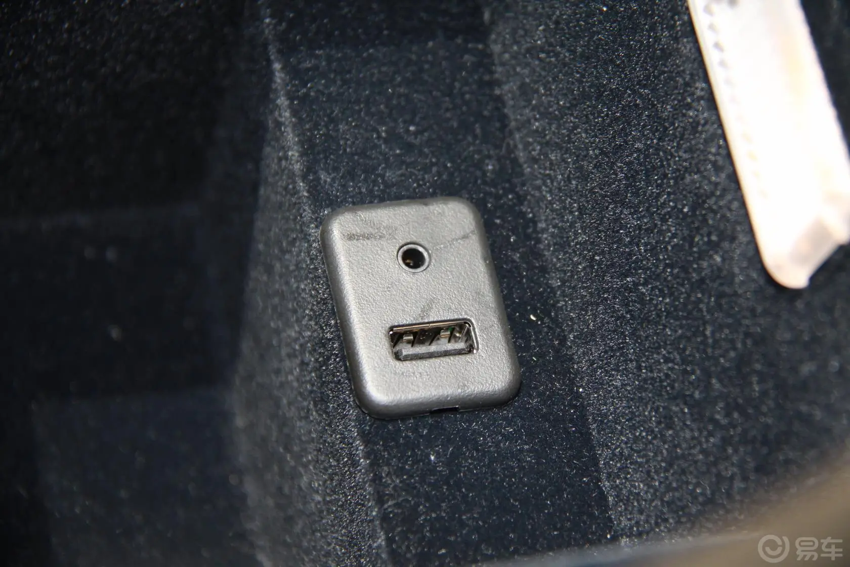 荣威9502.4L 自动 豪华行政版USB接口