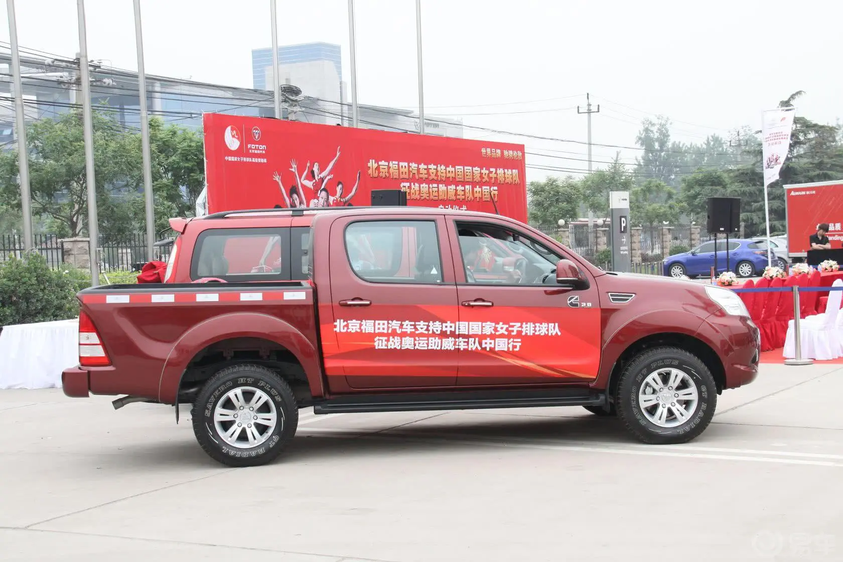 拓陆者E32.8T 手动 四驱正侧车头向右水平