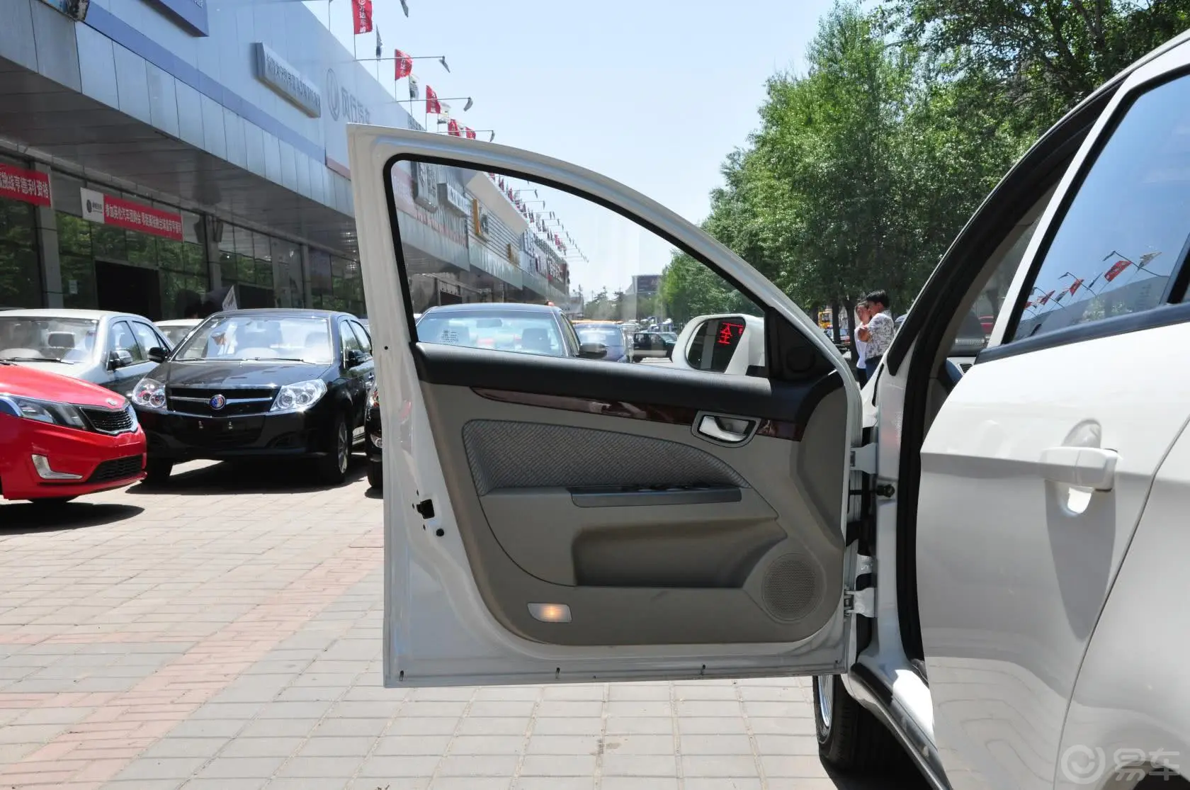 长安CX30三厢 1.6L 手动 豪华型驾驶员侧车门内门板