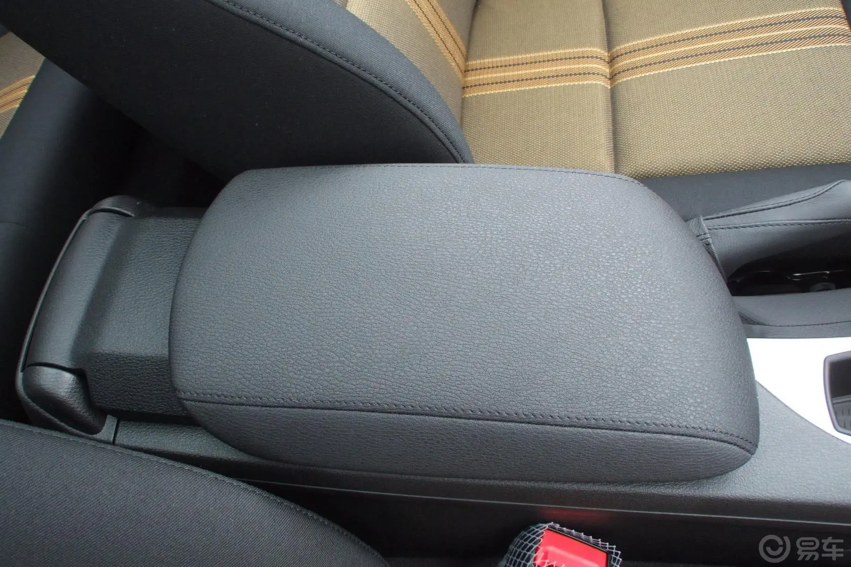 宝马X1sDrive18i时尚型前排中央扶手箱