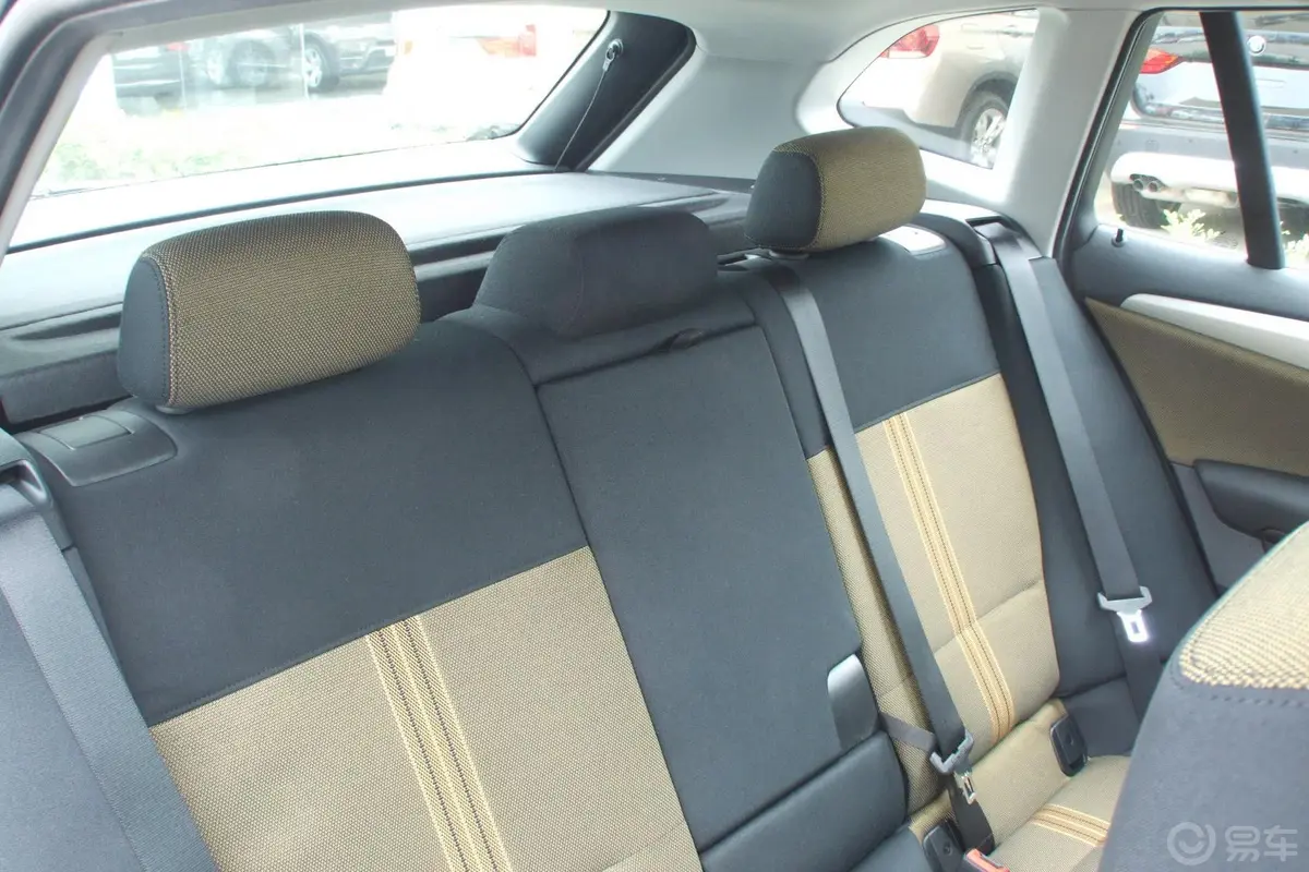 宝马X1sDrive18i时尚型后排座椅