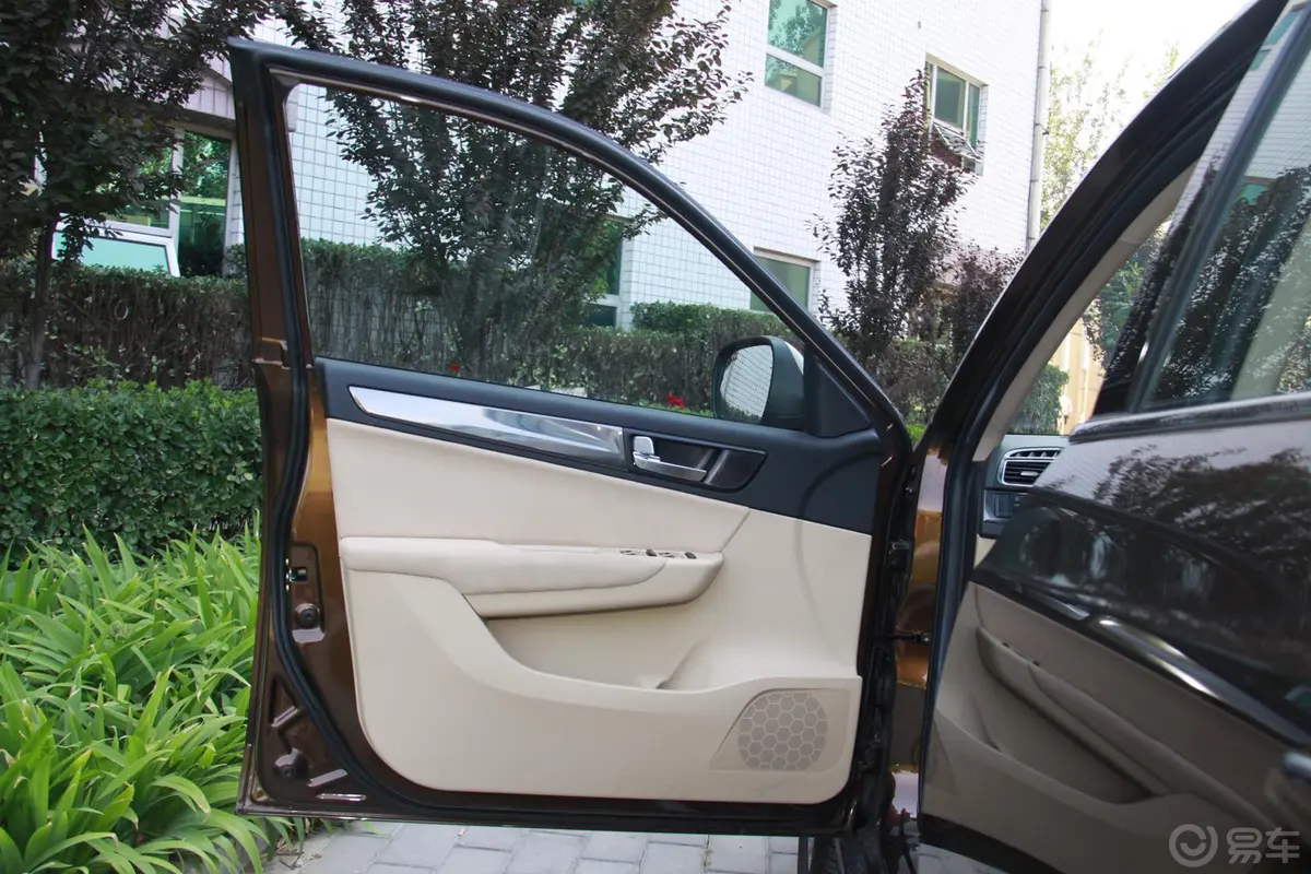 中华V51.6 自动 尊贵型驾驶员侧车门内门板