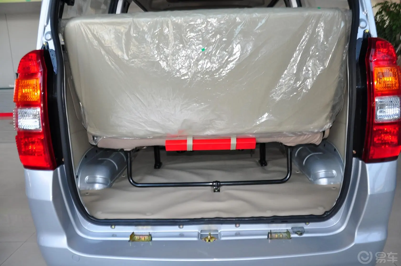 福仕达新鸿达1.0L 实用型 8座行李箱空间