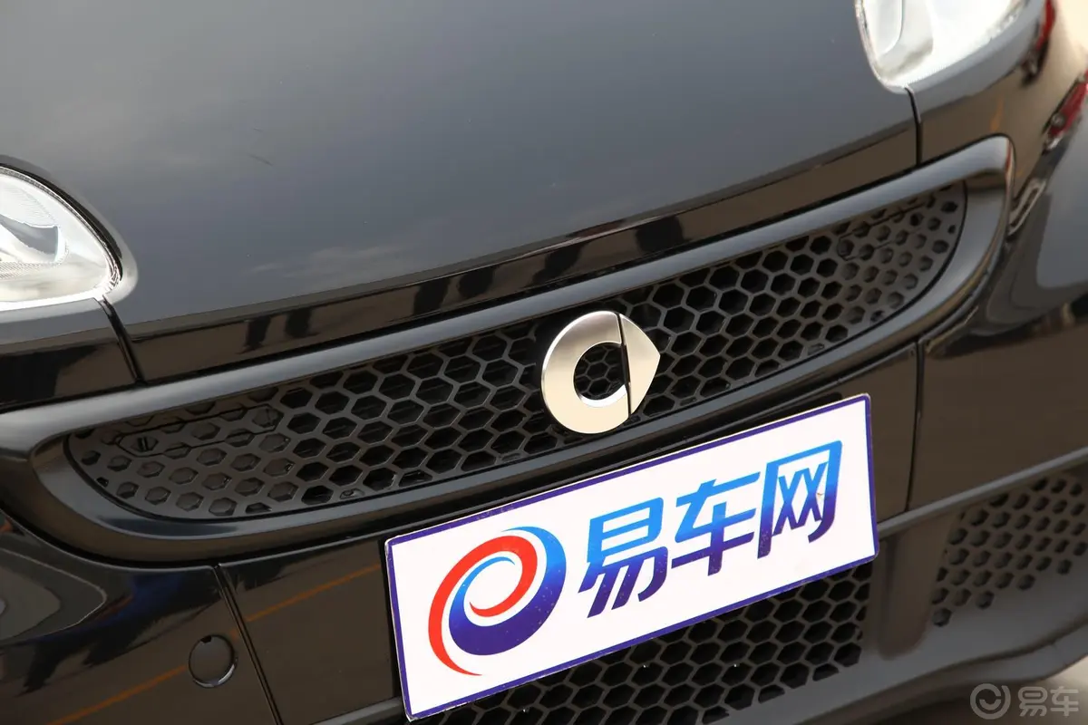 smart fortwo1.0L MHD 硬顶标准版前格栅侧俯拍