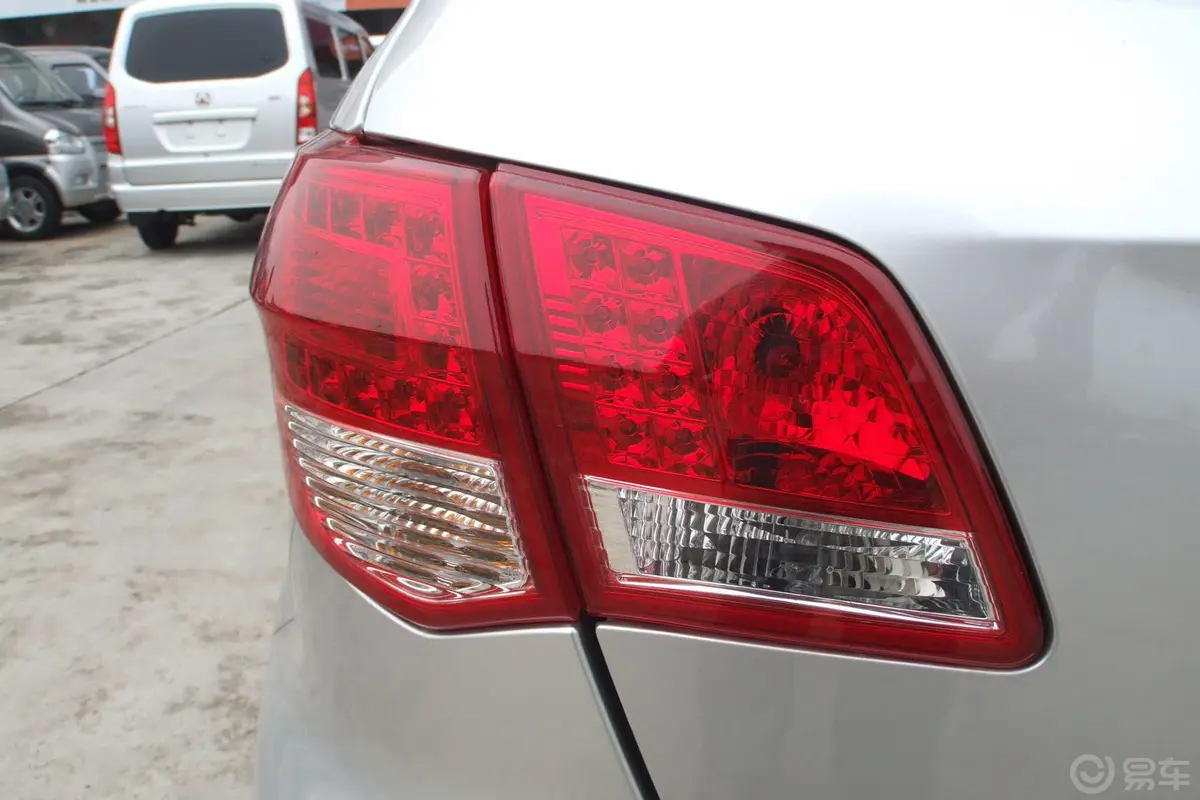 北京汽车E系列两厢 1.3L 乐天手动版尾灯侧45度俯拍