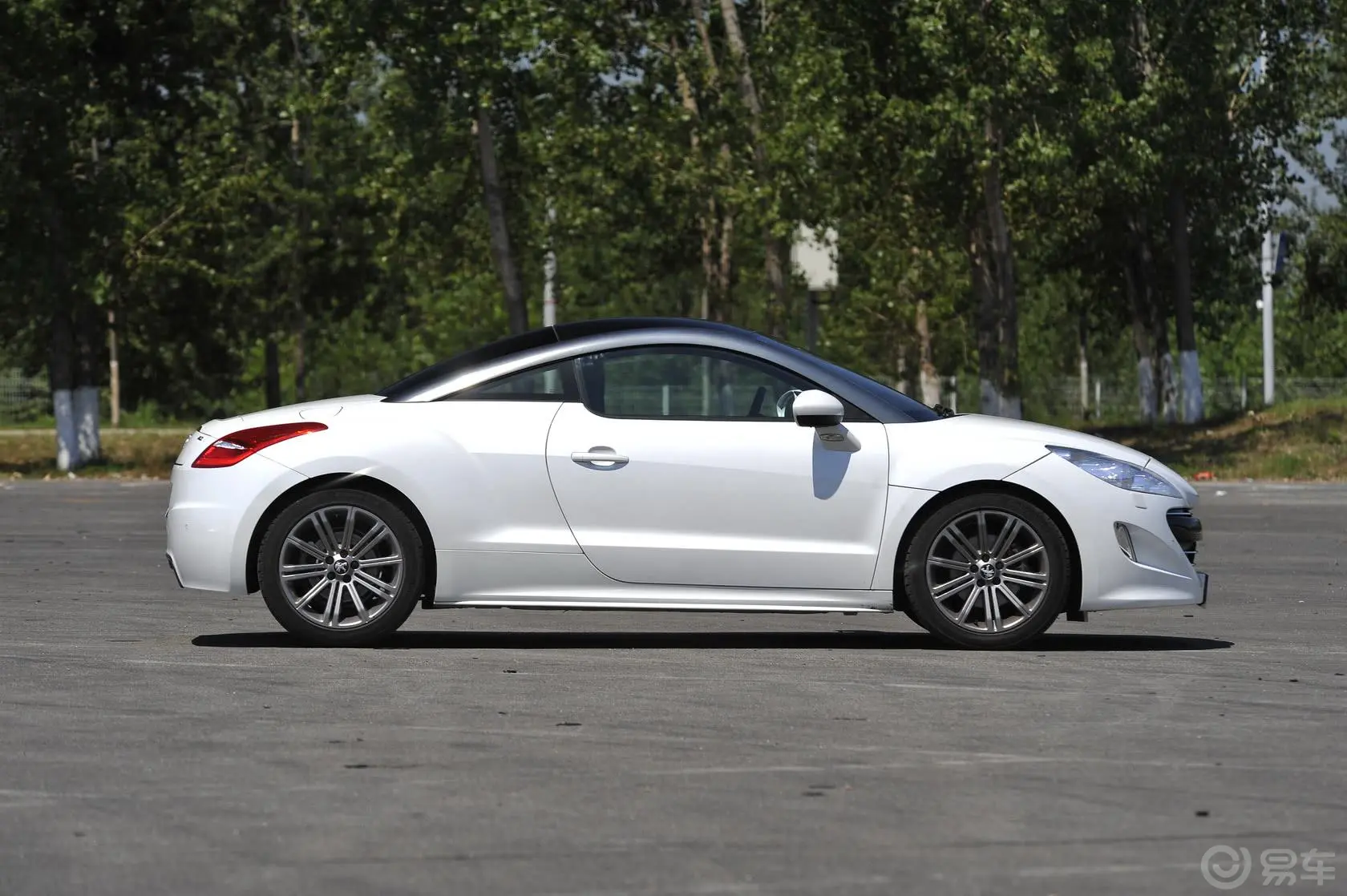 标致RCZ1.6T 自动 豪华运动型正侧车头向右水平