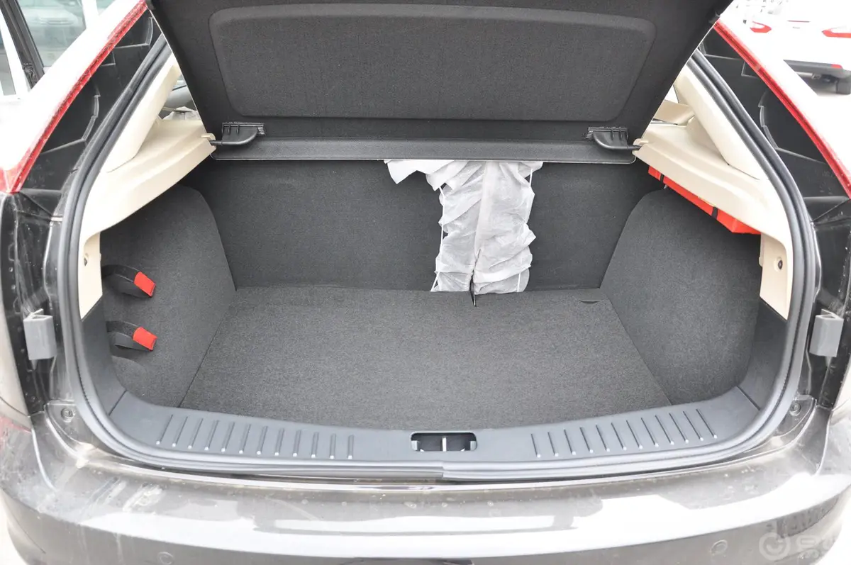 福克斯经典款 1.8L 自动 时尚型行李箱空间