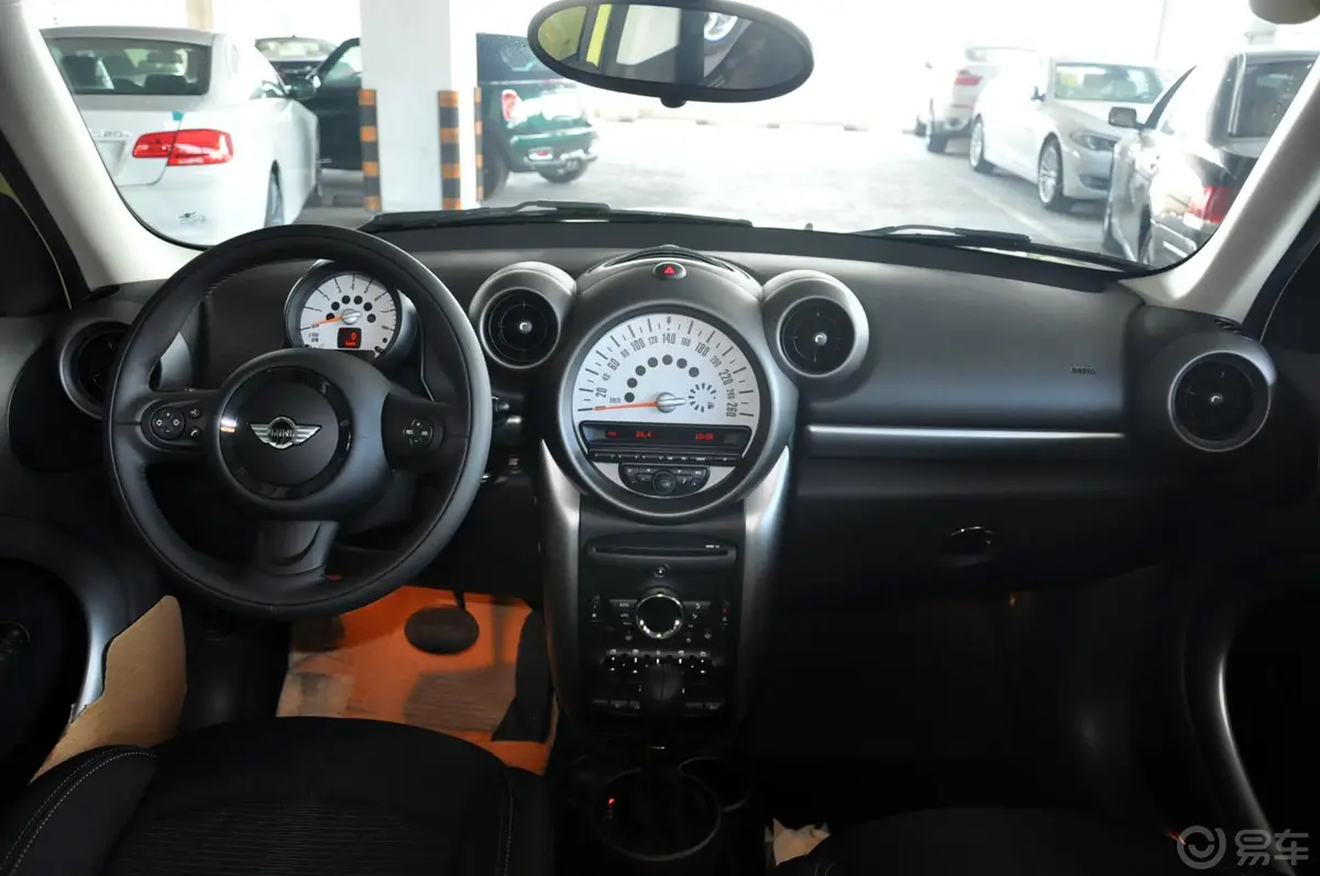 MINI COUNTRYMAN1.6L COOPER Fun内饰全景正拍