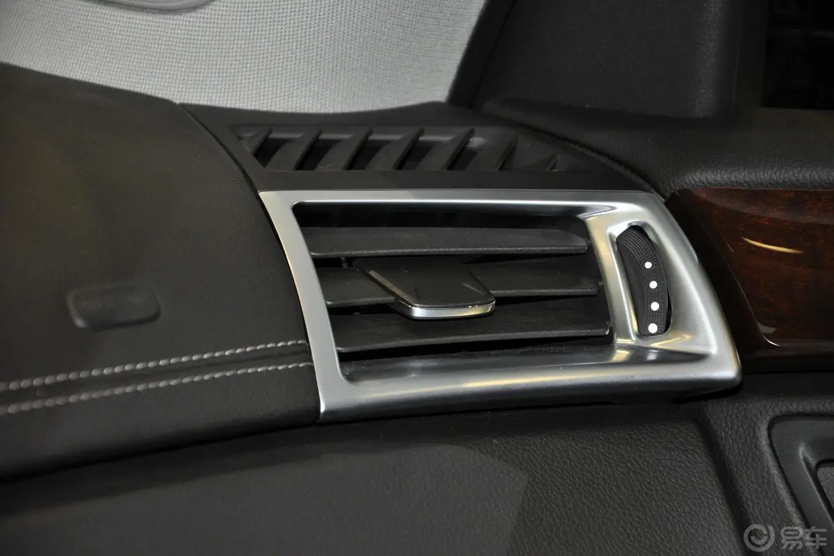 凯迪拉克SRX3.0L 手自一体 豪华版前排侧风口