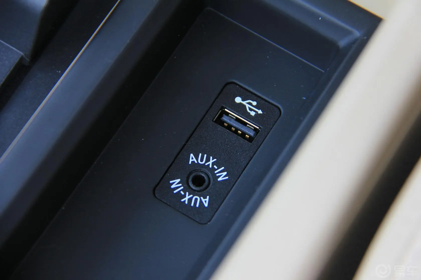 宝马3系(进口)320i 时尚型USB接口