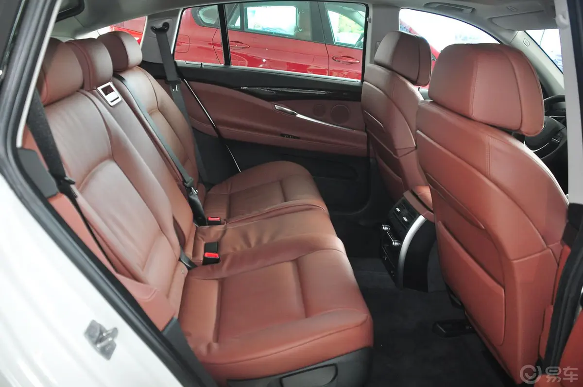 宝马5系GT535i xDrive 豪华型后排空间体验