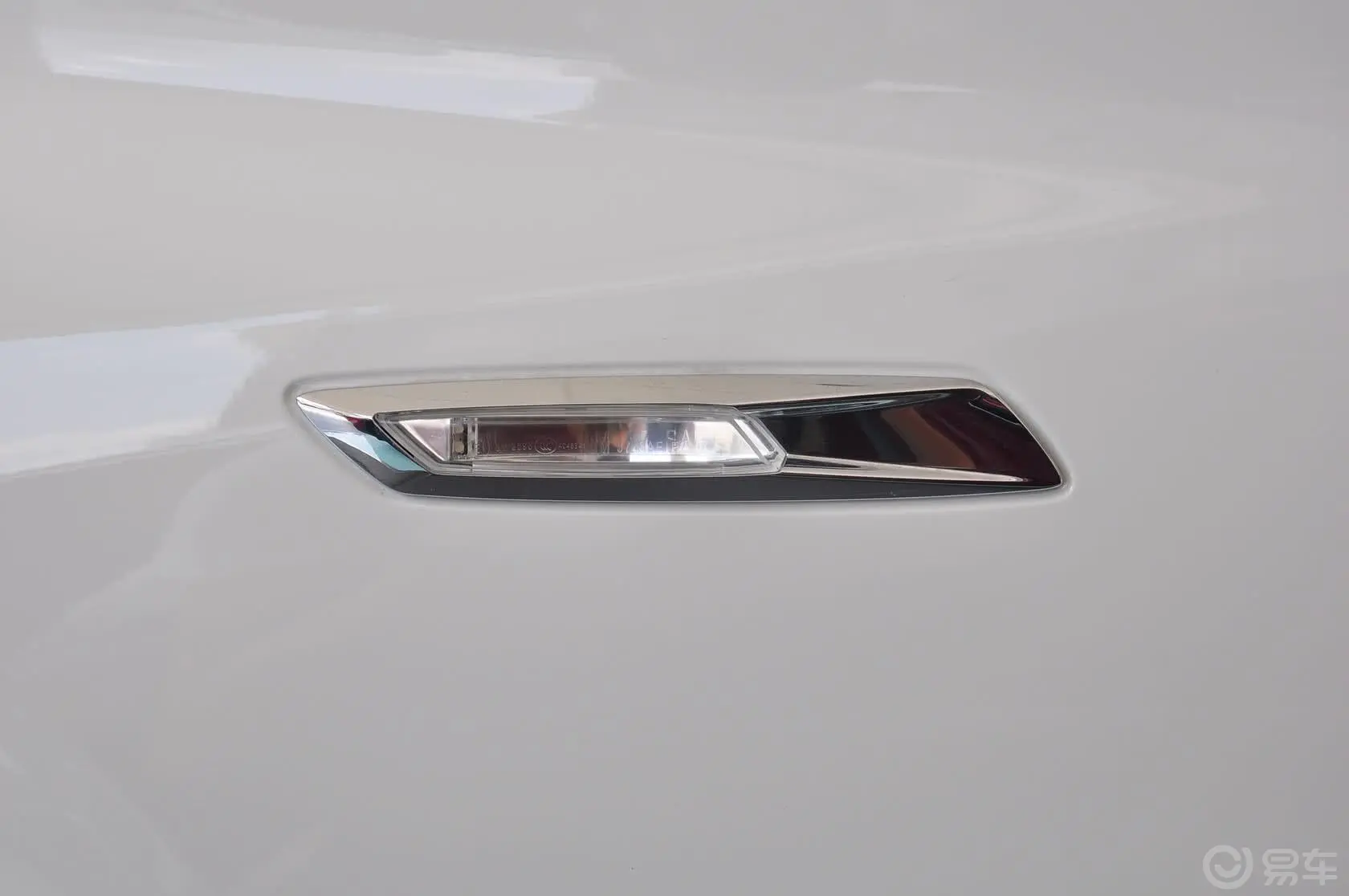 宝马5系GT535i xDrive 豪华型车侧转向灯