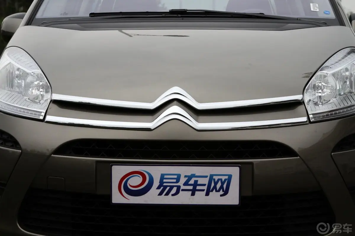 C4 PICASSO2.0i 16V  豪华版 7座前格栅侧俯拍