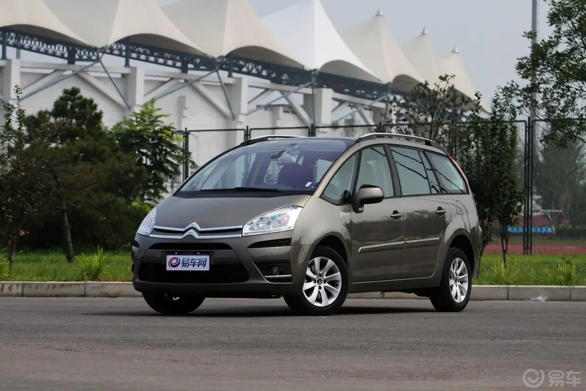 C4 PICASSO2.0i 16V  豪华版 7座侧前45度车头向左水平