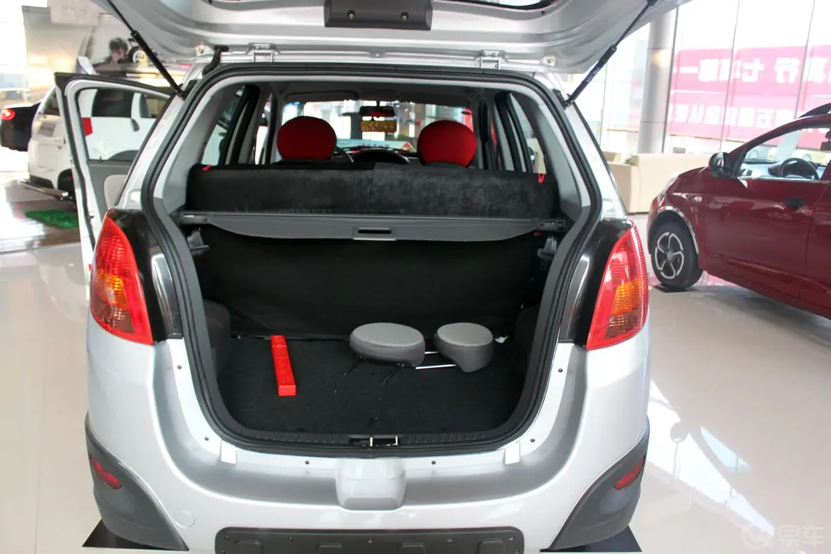 奇瑞X11.5L 手动 舒享型行李箱空间