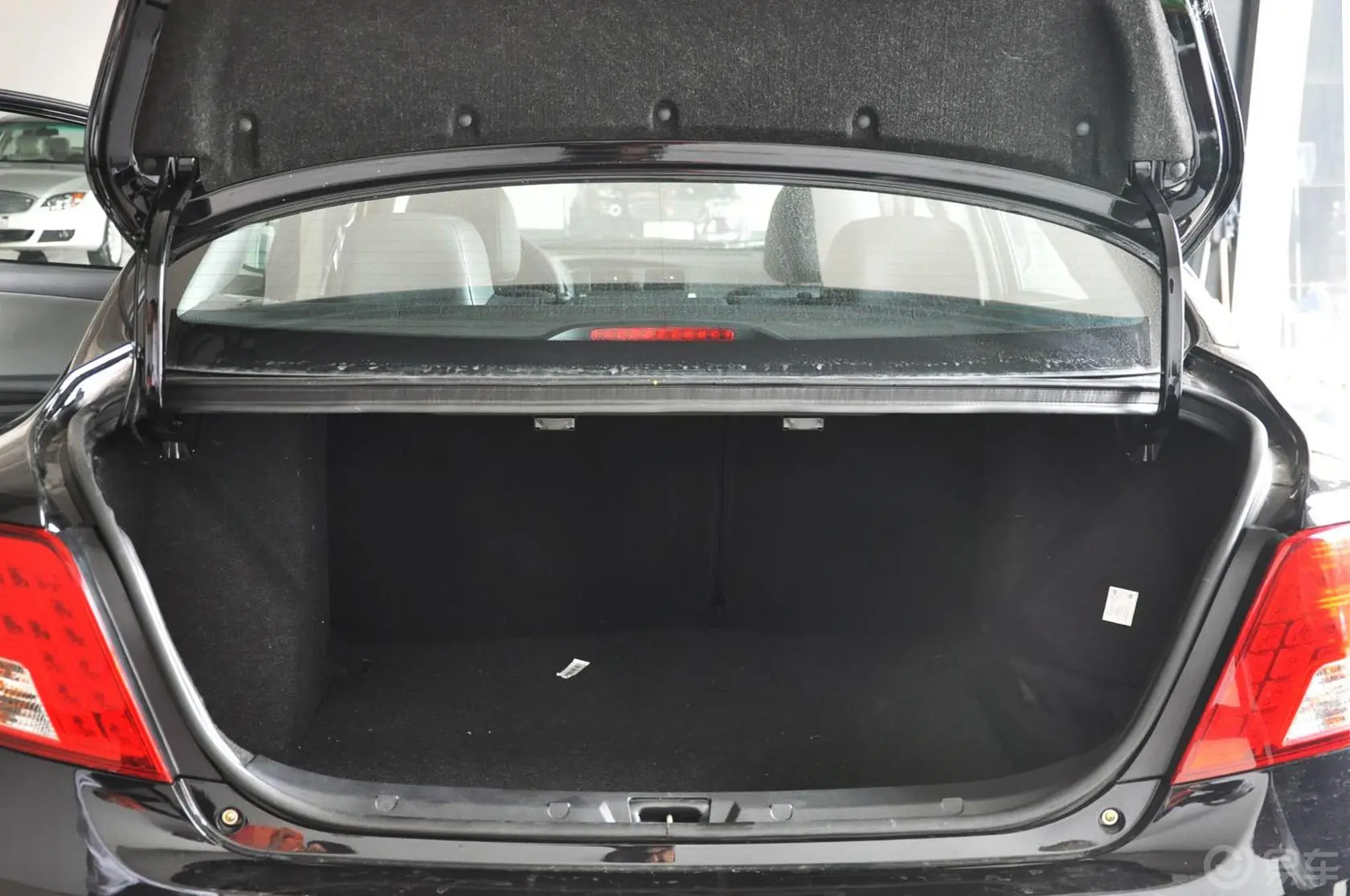 众泰Z3001.5L 手动 舒适型行李箱空间