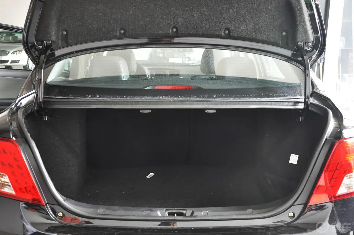 众泰Z3001.5L 手动 舒适型行李箱空间