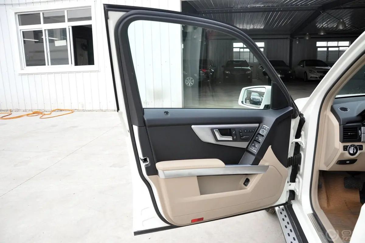 奔驰GLK级GLK 300 3.0L 自动 时尚型驾驶员侧车门内门板