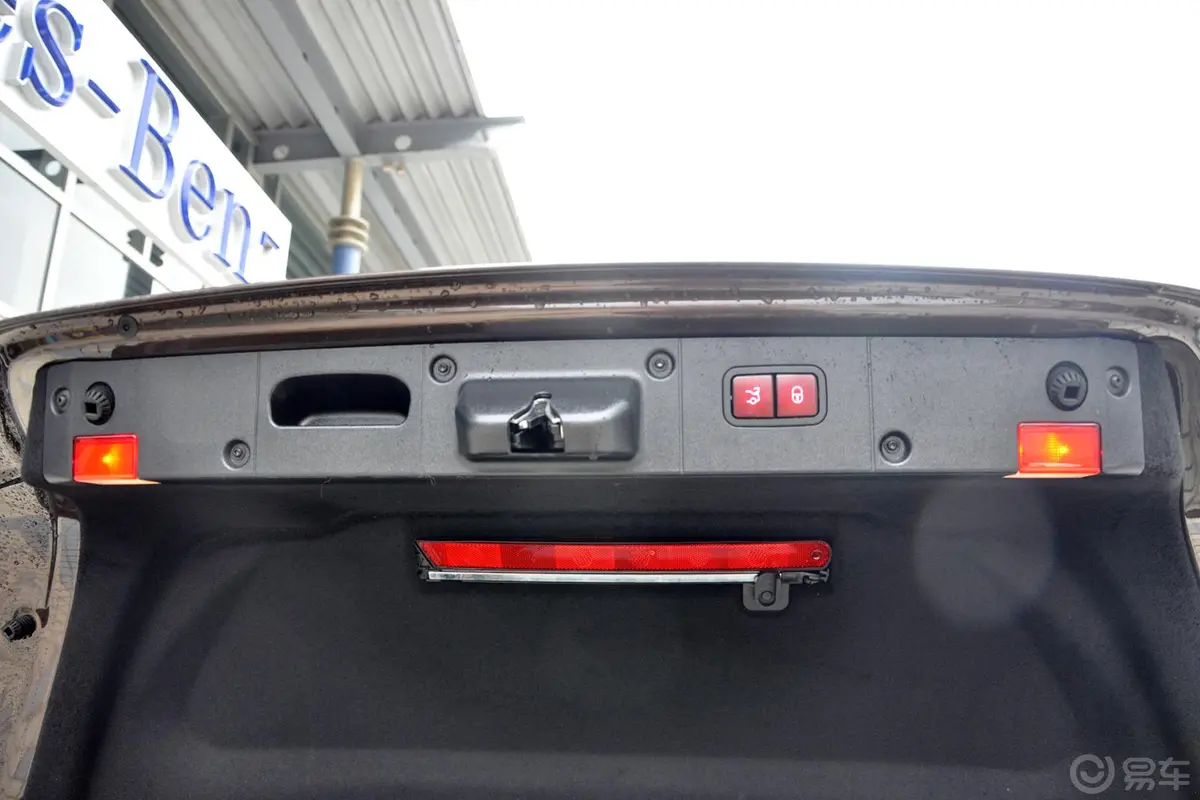 奔驰S级350L Grand Edition车内行李箱锁定键