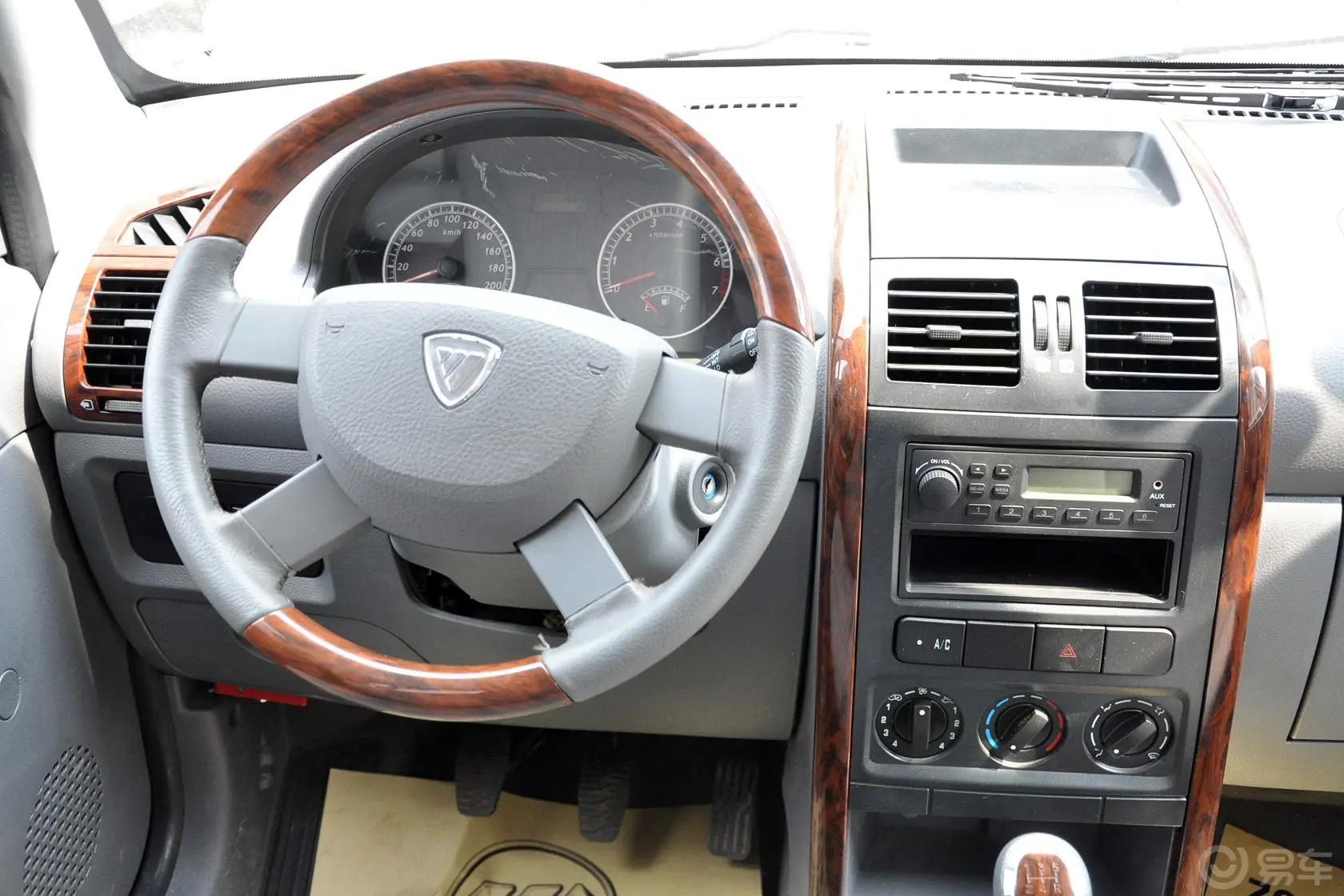 迷迪宜商版标准升级型 1.5L 国IV(4G15S)中控台驾驶员方向