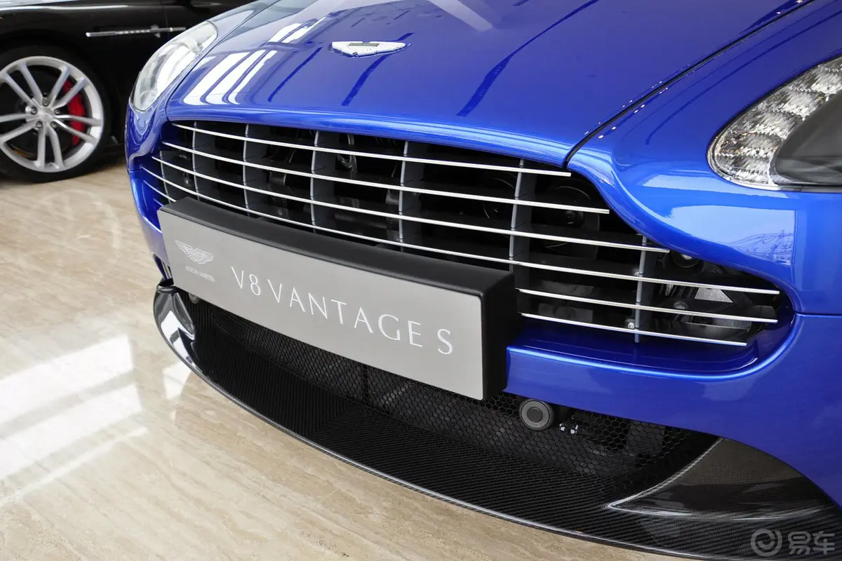 V8 VantageS 4.7L Coupe前格栅侧俯拍