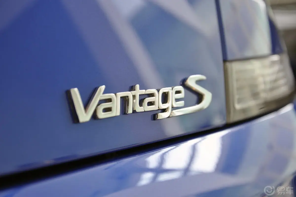 V8 VantageS 4.7L Coupe尾标