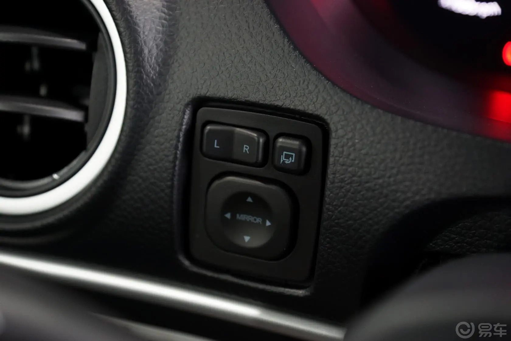 大7 SUV锋芒限量版 2.2T 自动 两驱 智慧型 外后视镜控制键