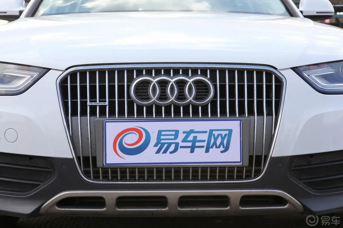 奥迪A4(进口)40TFSI allroad quattro 豪华型前格栅侧俯拍