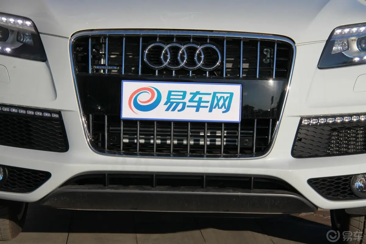 奥迪Q735 TFSI 专享型前格栅侧俯拍