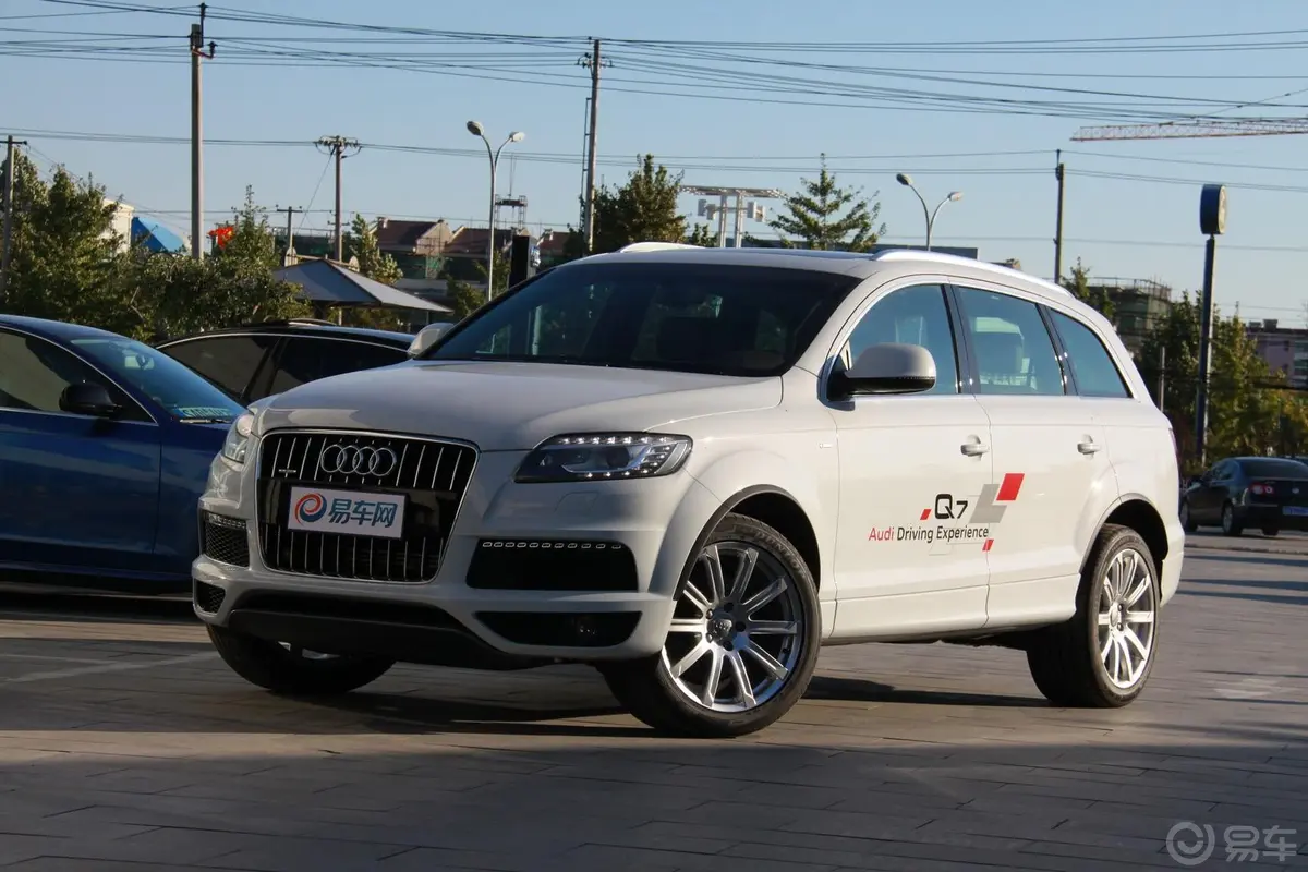 奥迪Q735 TFSI 专享型侧前45度车头向左水平