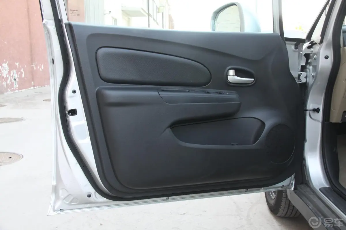启辰R501.6L XE 自动 舒适版驾驶员侧车门内门板