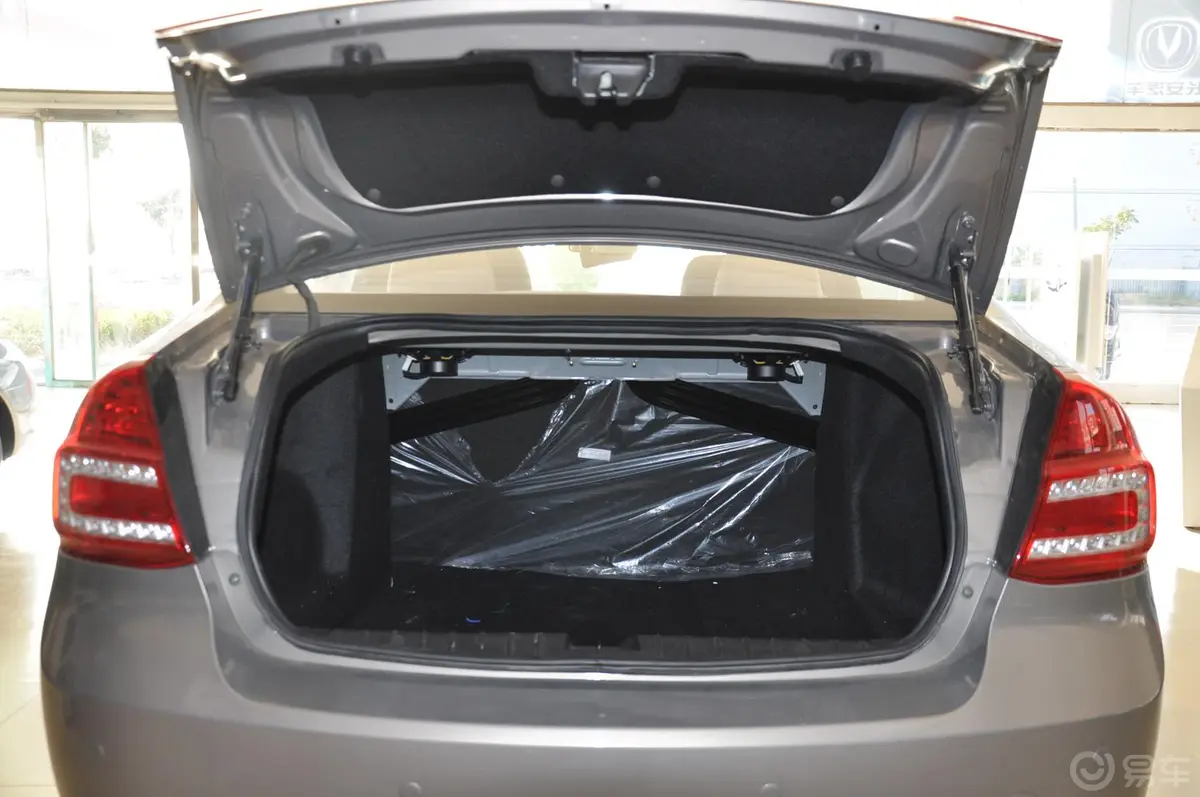长安CX30三厢 1.6L 手动 舒适型行李箱空间