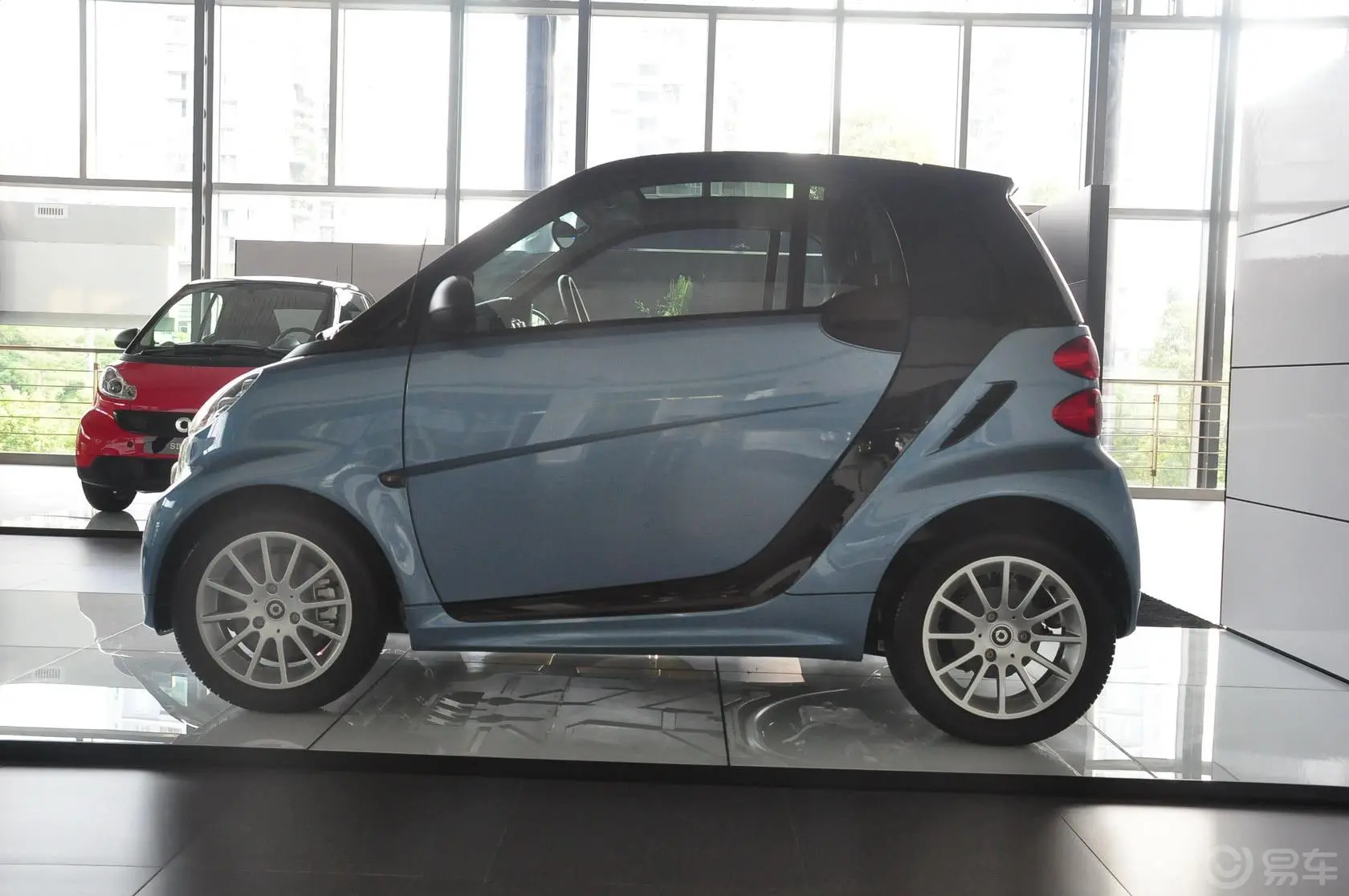 smart fortwo1.0L MHD 硬顶舒适版正侧车头向左水平