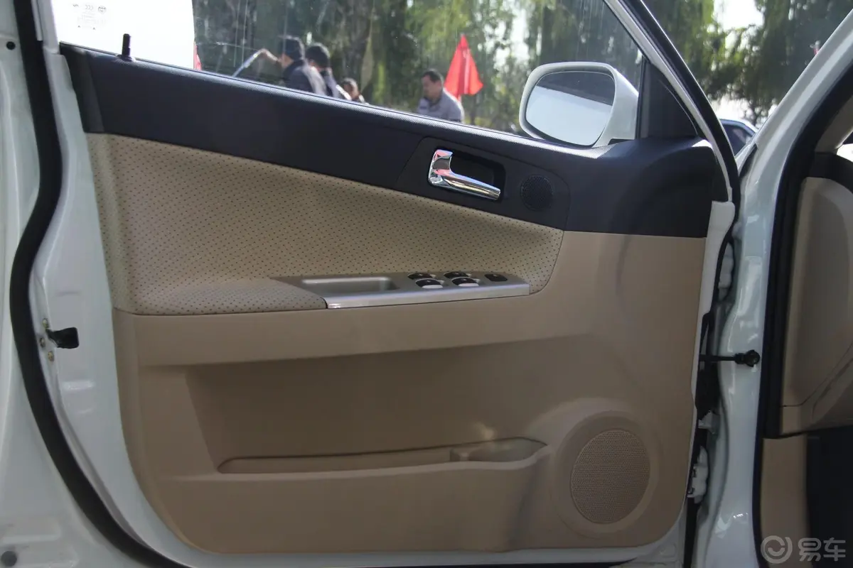 中华H3201.5L 自动 豪华型驾驶员侧车门内门板