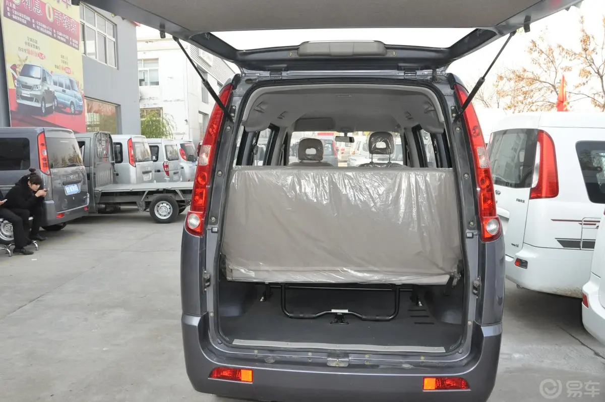 优优1.0D MT 标准型 柴油版行李厢开口范围