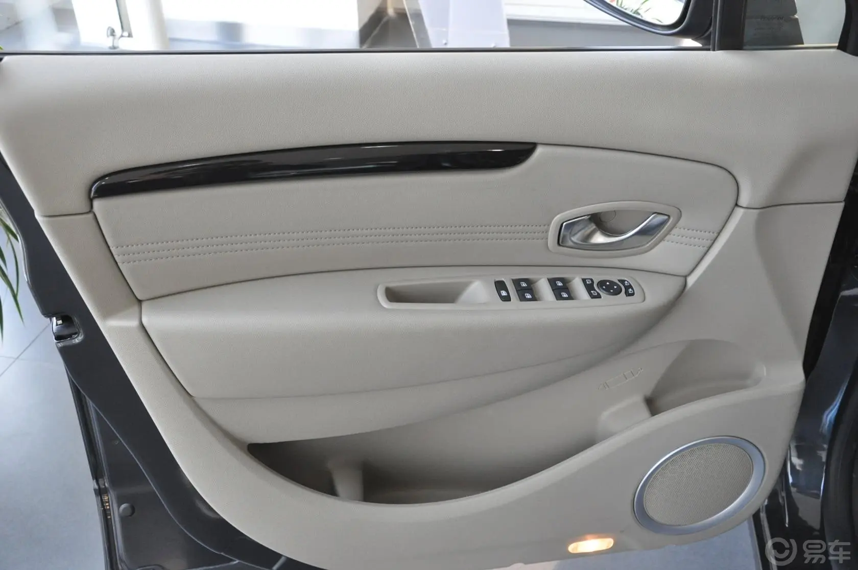 风景经典2.0L 自动 舒适版 7座驾驶员侧车门内门板