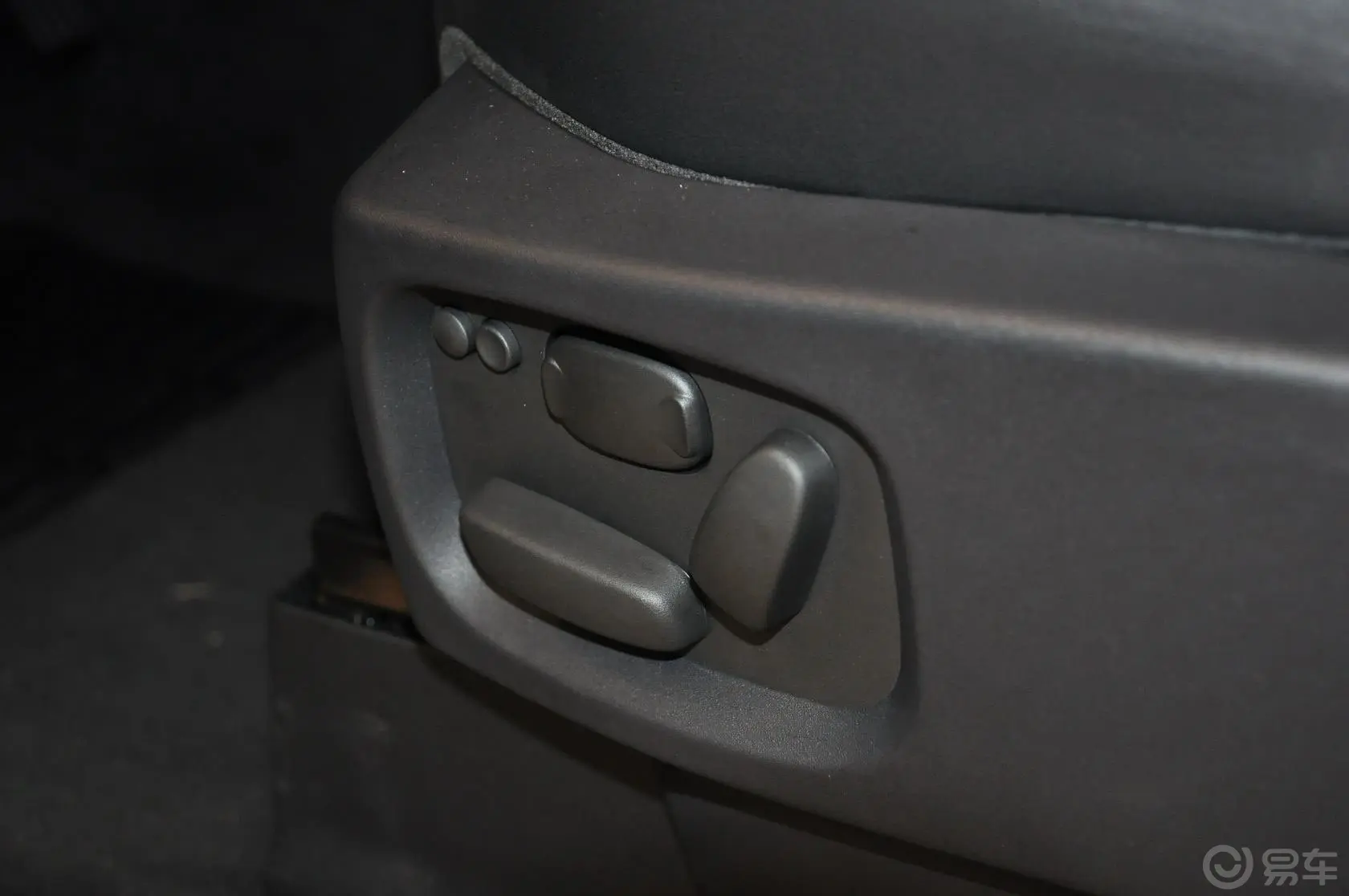揽胜运动版3.0 TDV6 HSE+ 柴油款座椅调节键