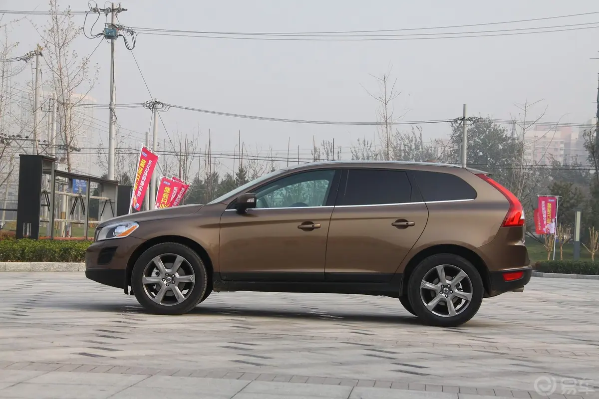 沃尔沃XC60(进口)2.0T T5 智尊版正侧车头向左水平