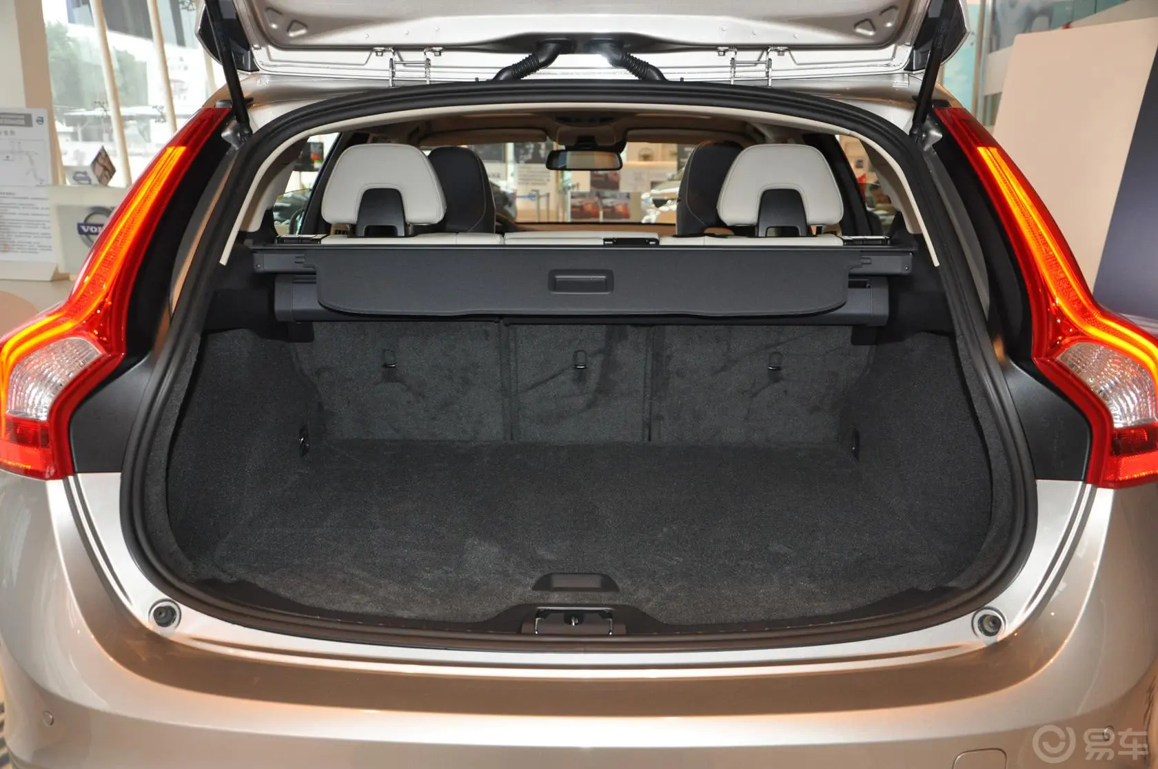 沃尔沃V60T5 智雅版行李箱空间