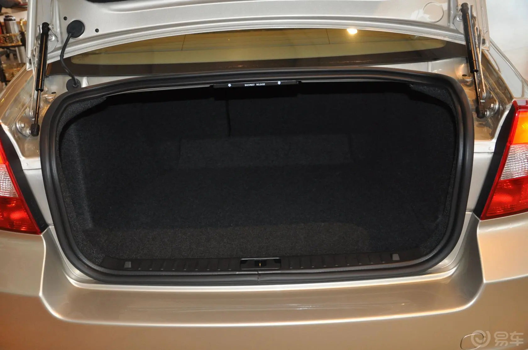 沃尔沃S80L2.0T 智尚版行李厢开口范围