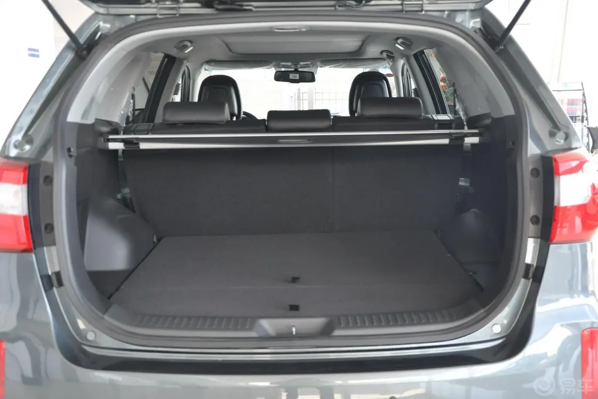 索兰托2.2L 柴油 豪华版 五座行李箱空间