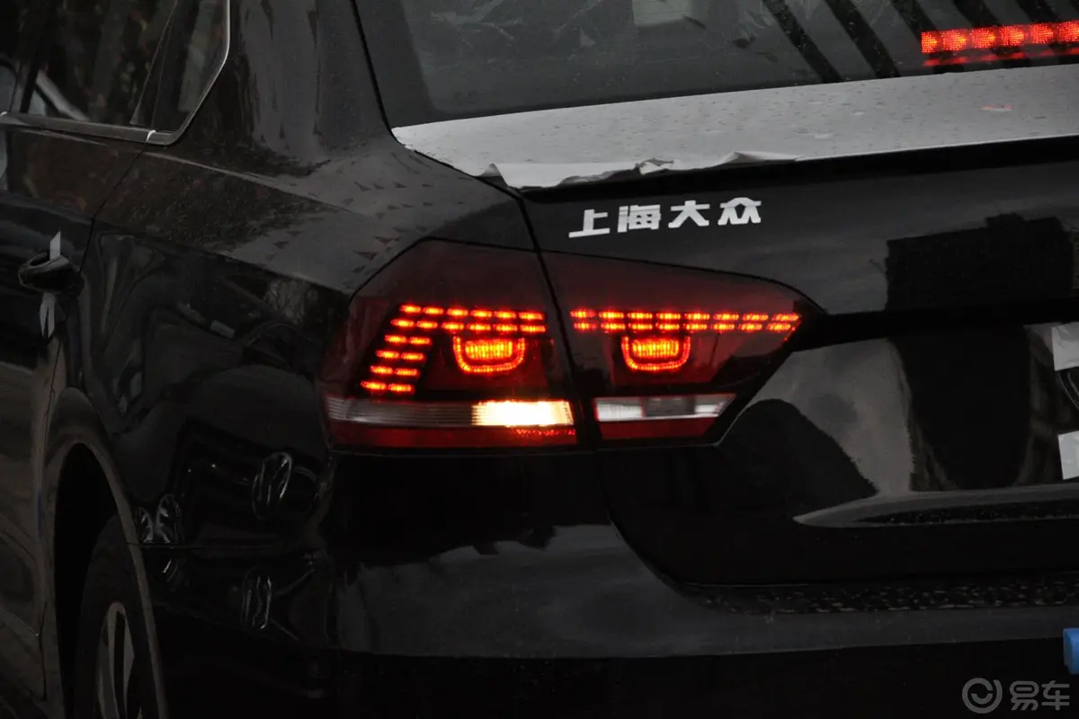 帕萨特1.4TSI DSG 蓝驱版尾灯侧45度俯拍