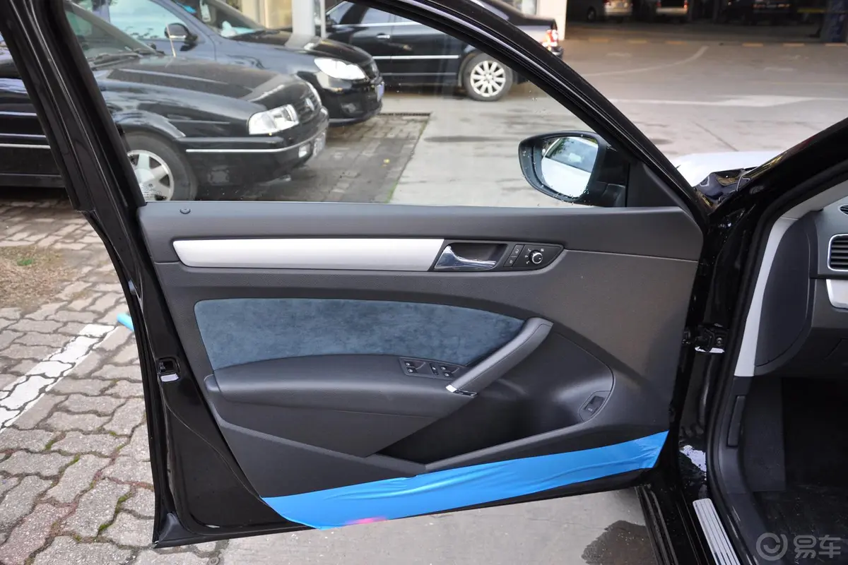 帕萨特1.4TSI DSG 蓝驱版驾驶员侧车门内门板