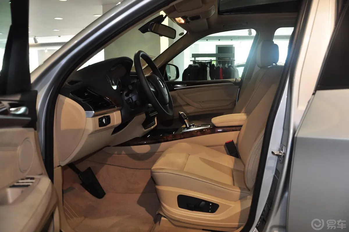 宝马X5(进口)xDrive35i 豪华型 5座前排空间